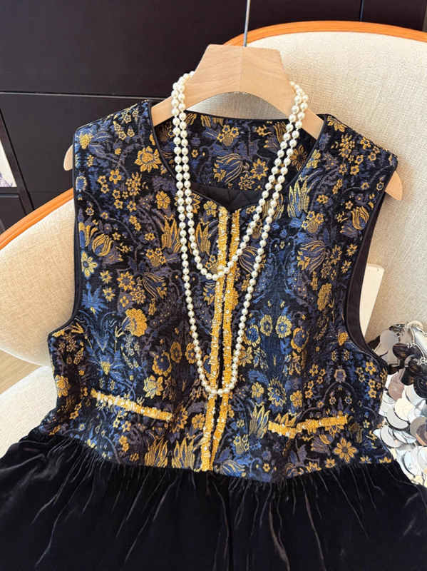 Bez rukava veste u kineskom stilu s književno retro, 3D jacquard efekt, velur paneli, okrugli vrat, poliester ≥95%