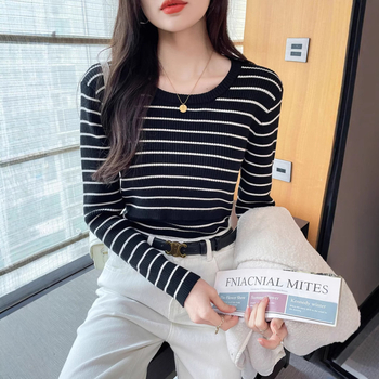 Dojilni pulover s prugama, okrugli izrez, dugi rukavi, uski kroj, otvor za dojenje (prugama; okrugli izrez; dugi rukavi; uski kroj; otvor za dojenje)