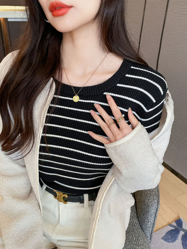 Dojilni pulover s prugama, okrugli izrez, dugi rukavi, uski kroj, otvor za dojenje (prugama; okrugli izrez; dugi rukavi; uski kroj; otvor za dojenje)