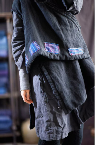 Literarno retro vest, pamuk i lan, sadržaj pamuka >95%, punilo od umjetnog puh, kopčanje na vezanje, bez ovratnika