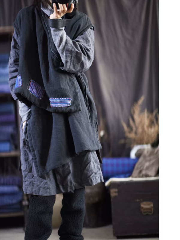 Literarno retro vest, pamuk i lan, sadržaj pamuka >95%, punilo od umjetnog puh, kopčanje na vezanje, bez ovratnika
