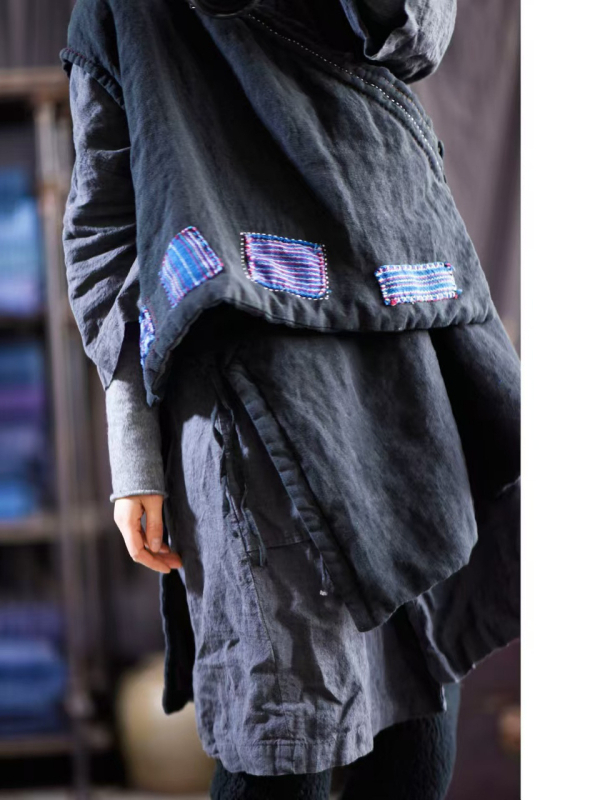 Literarno retro vest, pamuk i lan, sadržaj pamuka >95%, punilo od umjetnog puh, kopčanje na vezanje, bez ovratnika