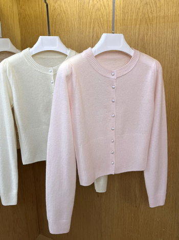 Γυναικείος πλεκτός cardigan από μαλλί, στενή εφαρμογή, στρογγυλός λαιμός, φουσκωτές μανίκες, κοντό μήκος