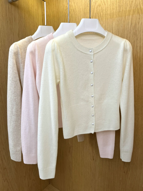 Γυναικείος πλεκτός cardigan από μαλλί, στενή εφαρμογή, στρογγυλός λαιμός, φουσκωτές μανίκες, κοντό μήκος