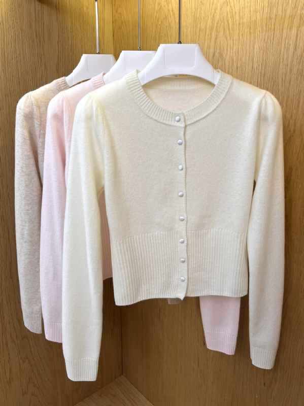 Γυναικείος πλεκτός cardigan από μαλλί, στενή εφαρμογή, στρογγυλός λαιμός, φουσκωτές μανίκες, κοντό μήκος