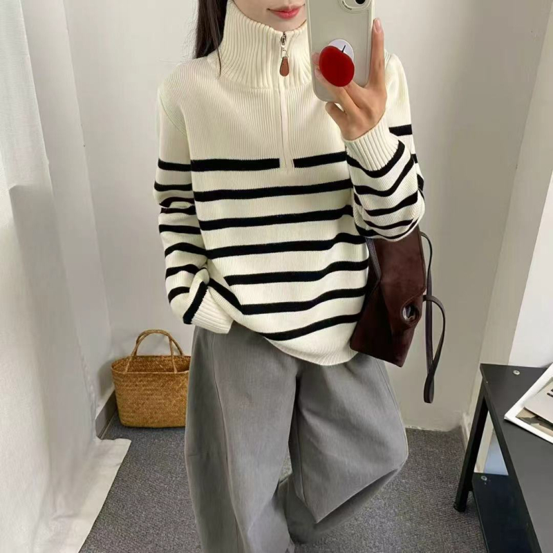 Pulover s ovratnikom, poluzip, prugasti kontrast, debeli pleteni materijal, opušten kroj
