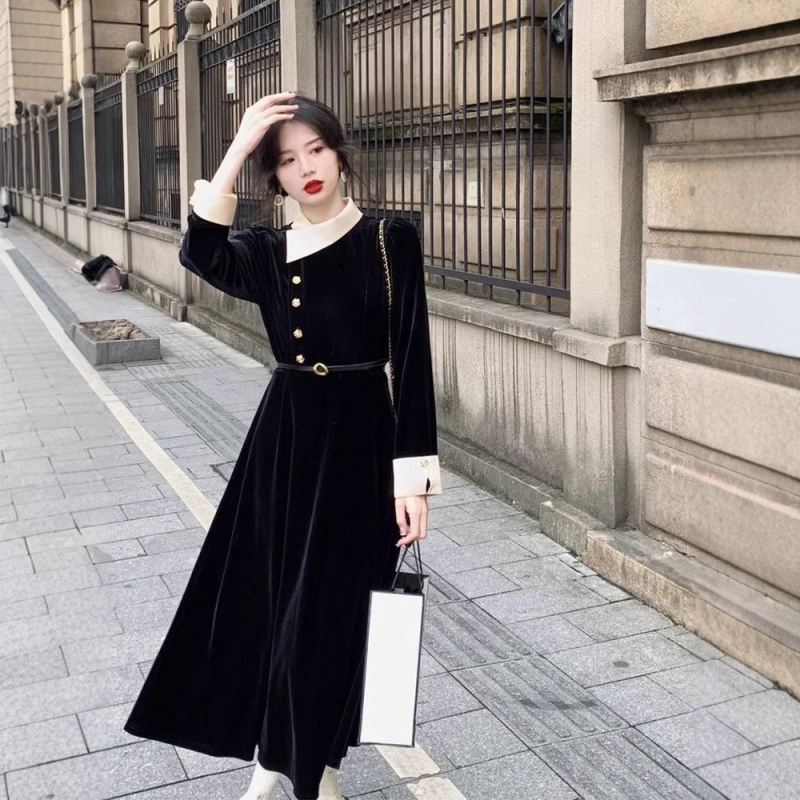 Bársonyruha A-vonalú szabással, sálgallérral, hosszú ujjú, laza derékkal