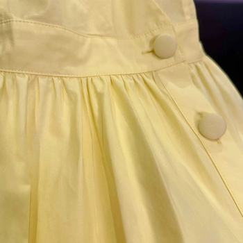 Ruha: A-vonalú sziluett, V-nyakú dekoltázs, ujjatlan, hosszú szoknya, poliészter