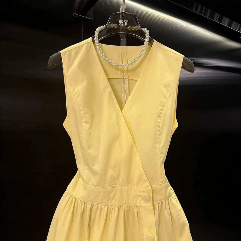 Ruha: A-vonalú sziluett, V-nyakú dekoltázs, ujjatlan, hosszú szoknya, poliészter