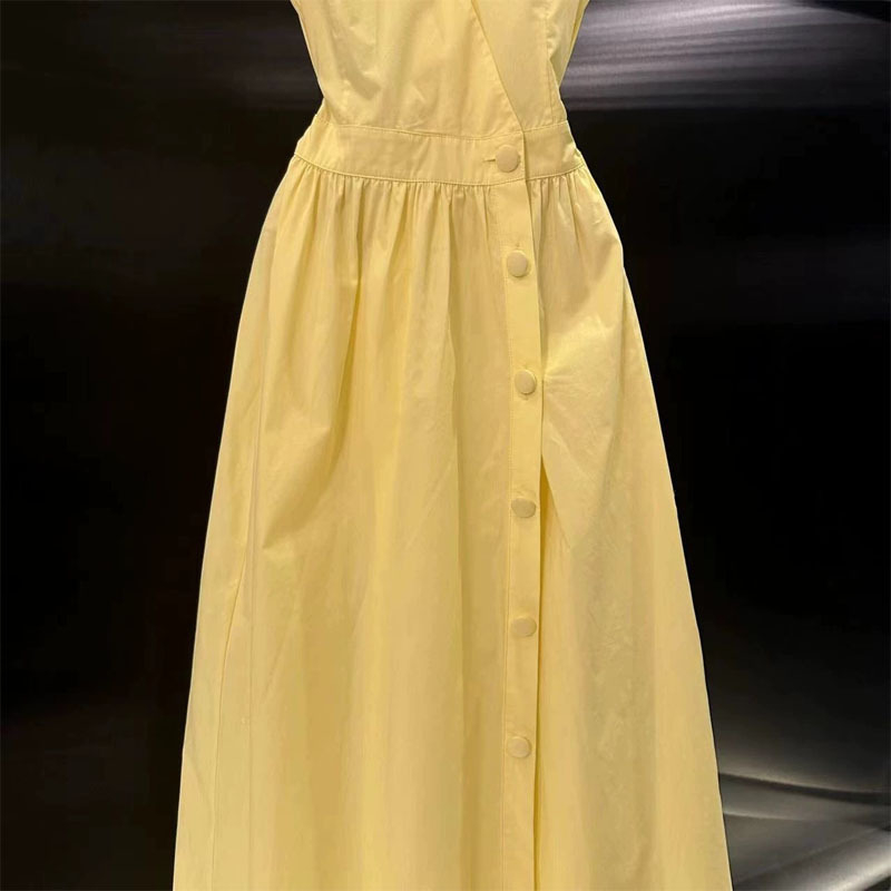 Ruha: A-vonalú sziluett, V-nyakú dekoltázs, ujjatlan, hosszú szoknya, poliészter