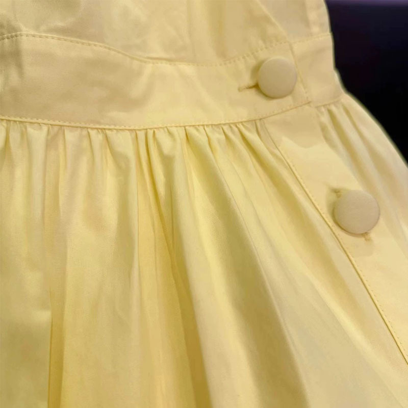 Ruha: A-vonalú sziluett, V-nyakú dekoltázs, ujjatlan, hosszú szoknya, poliészter