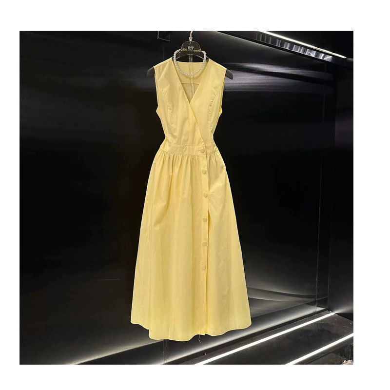 Ruha: A-vonalú sziluett, V-nyakú dekoltázs, ujjatlan, hosszú szoknya, poliészter