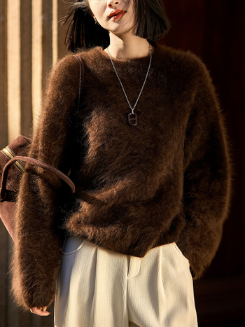 Ženski kašmir džemper s četkanom teksturom, debeli pleteni materijal, okrugli izrez, dugi rukavi, slobodan kroj