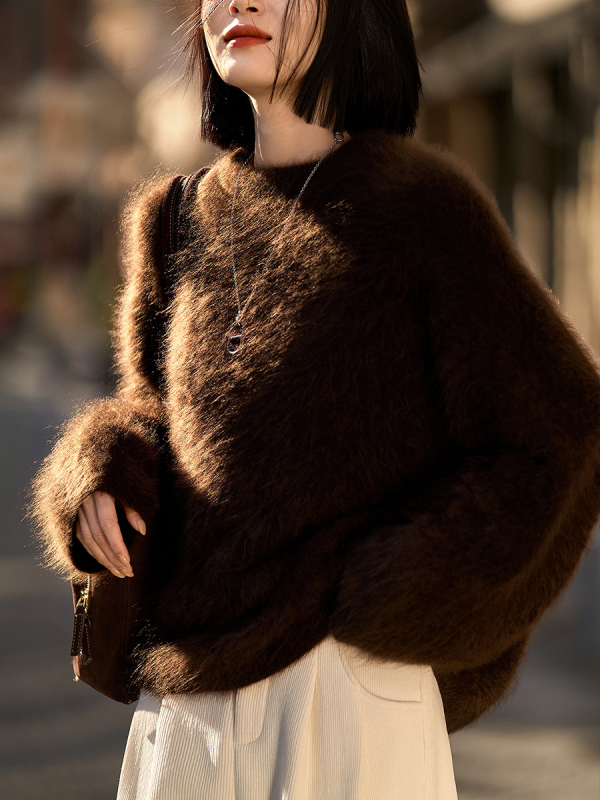 Ženski kašmir džemper s četkanom teksturom, debeli pleteni materijal, okrugli izrez, dugi rukavi, slobodan kroj