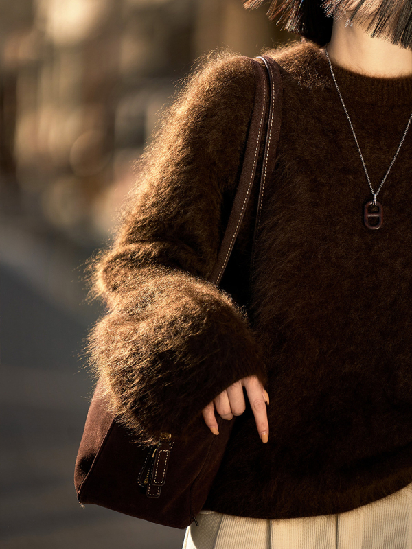 Ženski kašmir džemper s četkanom teksturom, debeli pleteni materijal, okrugli izrez, dugi rukavi, slobodan kroj