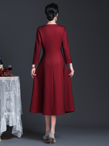 Elegantna večernja haljina za majku na vjenčanju, vrhunska klasa, jesen 2025, poliester 90–95%, spandeks ispod 30%, suknja srednje dužine, s ovratnikom.