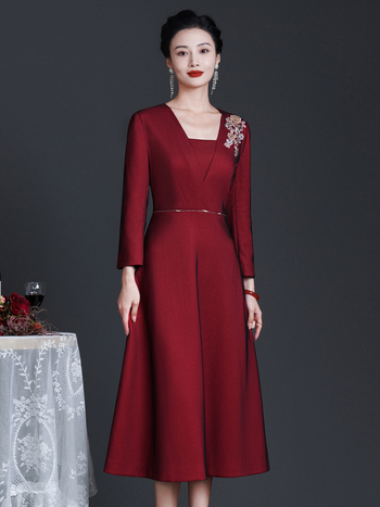 Elegantna večernja haljina za majku na vjenčanju, vrhunska klasa, jesen 2025, poliester 90–95%, spandeks ispod 30%, suknja srednje dužine, s ovratnikom.