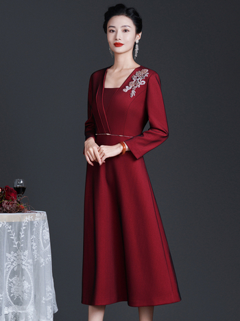 Elegantna večernja haljina za majku na vjenčanju, vrhunska klasa, jesen 2025, poliester 90–95%, spandeks ispod 30%, suknja srednje dužine, s ovratnikom.