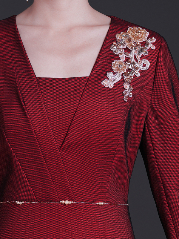 Elegantna večernja haljina za majku na vjenčanju, vrhunska klasa, jesen 2025, poliester 90–95%, spandeks ispod 30%, suknja srednje dužine, s ovratnikom.