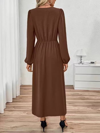 Šaty s V výstrihom a lampášovými rukávmi, vysoký pás, dlhá A-líniová silueta, jednofarebný materiál