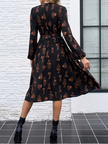 Dlhé šaty s dlhými rukávmi a okrúhlym výstrihom, s pásom v strede a dlhá sukňa v tvare A; polyester-elastánová tkanina