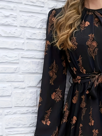 Dlhé šaty s dlhými rukávmi a okrúhlym výstrihom, s pásom v strede a dlhá sukňa v tvare A; polyester-elastánová tkanina