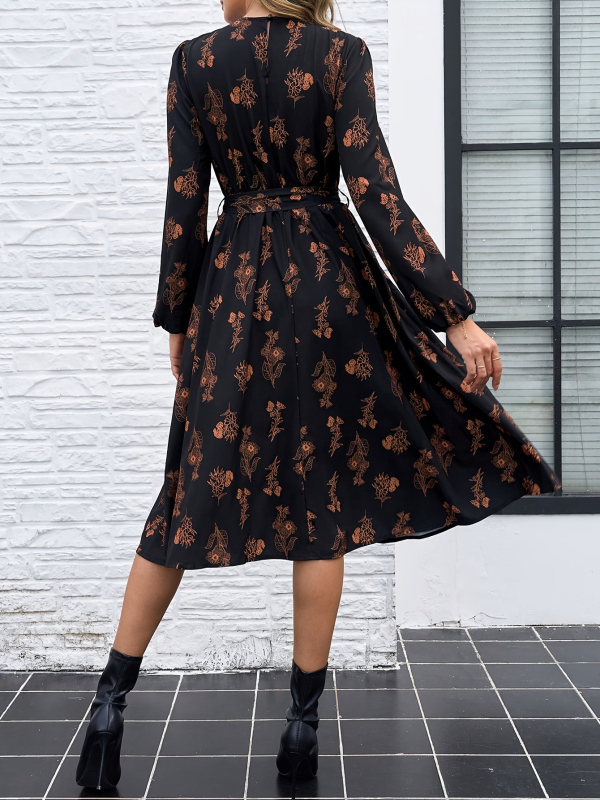 Dlhé šaty s dlhými rukávmi a okrúhlym výstrihom, s pásom v strede a dlhá sukňa v tvare A; polyester-elastánová tkanina