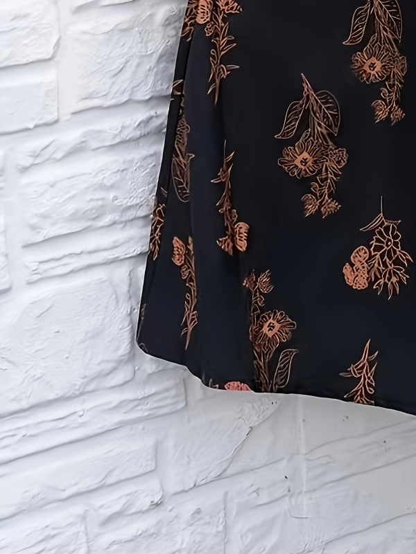 Dlhé šaty s dlhými rukávmi a okrúhlym výstrihom, s pásom v strede a dlhá sukňa v tvare A; polyester-elastánová tkanina