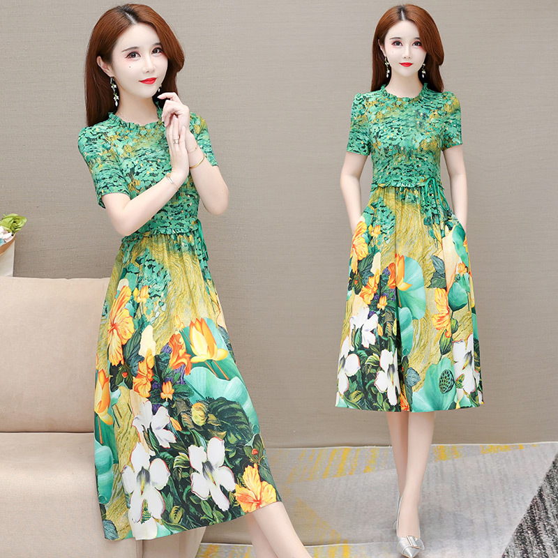 Velúr ruha magas gallérral, fodros ujakkal, hosszú szoknyával, magas derékkal, utcai stílus