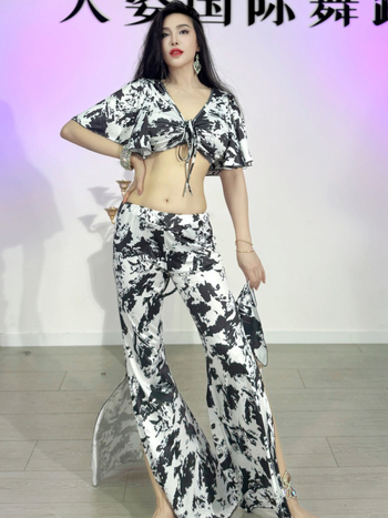Set za belly dance — top s rukavima u obliku lotosovog lista i široke hlače, poliester, otisak i bojanje, ljeto 2025, elegantan, osvježavajući i sladak stil.