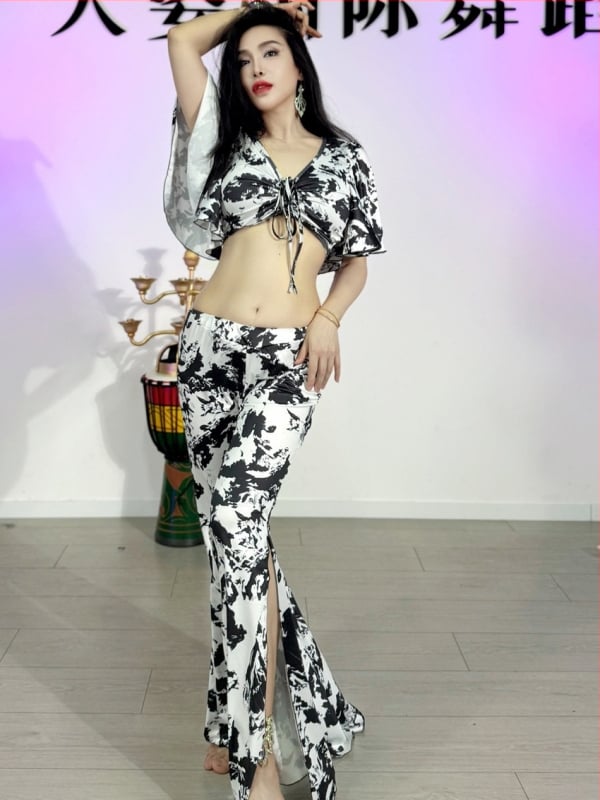 Set na belly dance — top s rukávmi v tvare lotosového listu a nohavice s rozšíreným strihom, polyesterový materiál, potlač a farbenie, leto 2025, elegantný a svieži štýl.