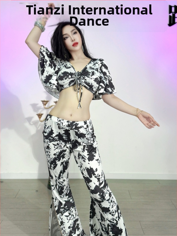 Set na belly dance — top s rukávmi v tvare lotosového listu a nohavice s rozšíreným strihom, polyesterový materiál, potlač a farbenie, leto 2025, elegantný a svieži štýl.