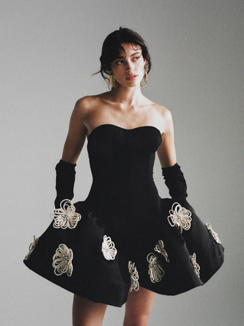 Bandage ruha virágmintás, középméretű hosszúságú, ujjatlan, mély dekoltázs, poliészter