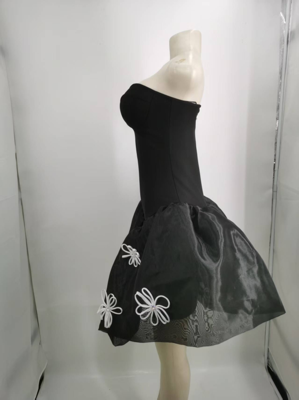 Bandage ruha virágmintás, középméretű hosszúságú, ujjatlan, mély dekoltázs, poliészter