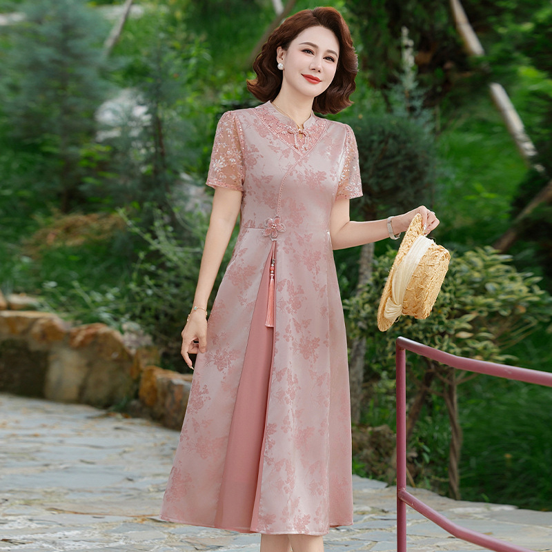 Suknelė kinų stiliaus – medvilnės ir lino audinys; poliesterio iki 30%; ilgis 100 cm