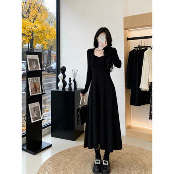 Hepburn-stílusú kötött pulóverruha, középhosszú, A-vonal, V-nyak, patchwork minimalist dizájn, őszi 2025