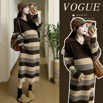 Φόρεμα εγκυμοσύνης σε ριγέ πλεκτό ύφασμα, γιακά τύπου λαπέλ, μακριές μανίκια, μίντι ίσια γραμμή, 95% ακρυλικό