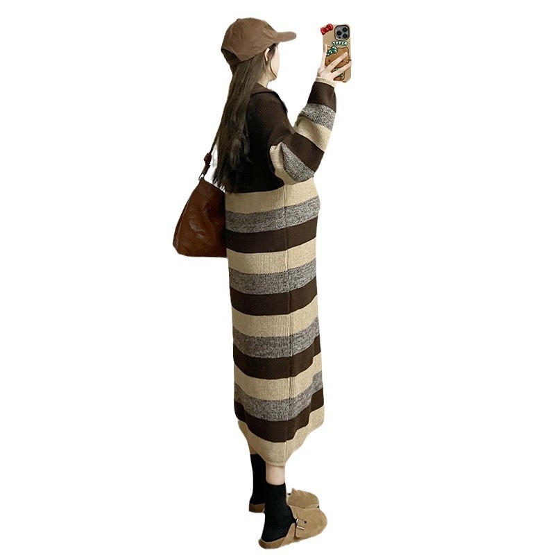 Φόρεμα εγκυμοσύνης σε ριγέ πλεκτό ύφασμα, γιακά τύπου λαπέλ, μακριές μανίκια, μίντι ίσια γραμμή, 95% ακρυλικό