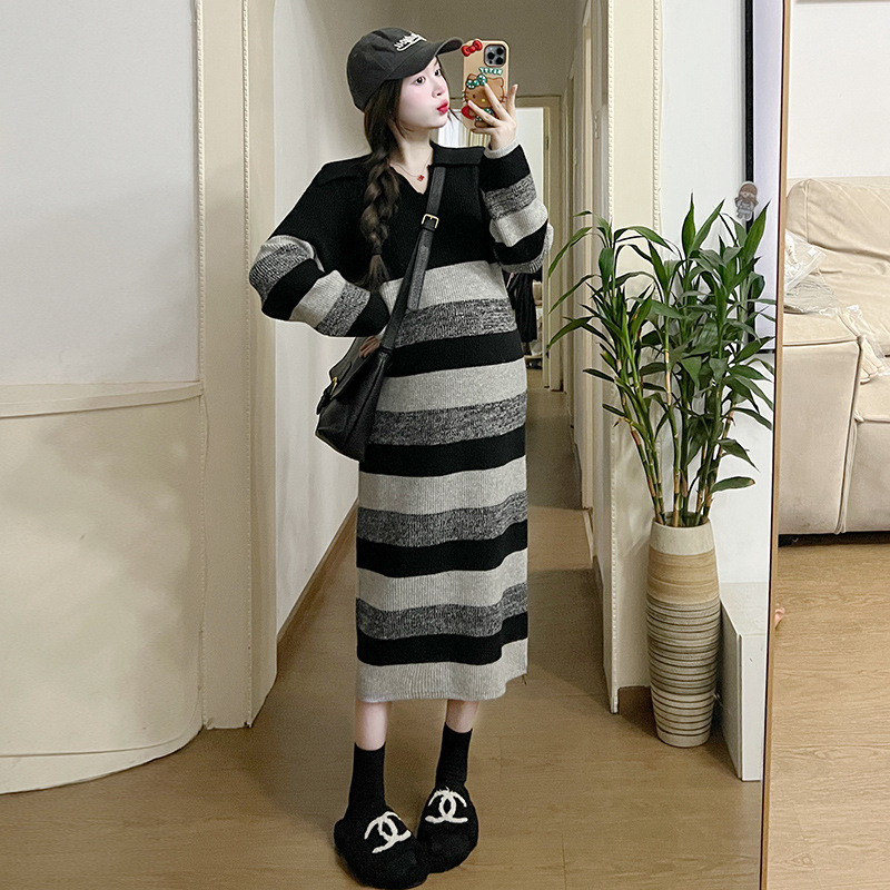 Φόρεμα εγκυμοσύνης σε ριγέ πλεκτό ύφασμα, γιακά τύπου λαπέλ, μακριές μανίκια, μίντι ίσια γραμμή, 95% ακρυλικό