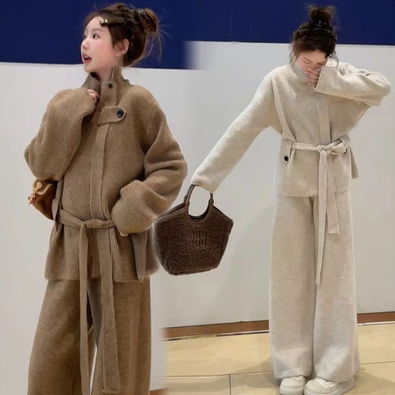 Zimski trudnički kostim sa stojećim ovratnikom i pojasom, pleteni džemper i široke hlače