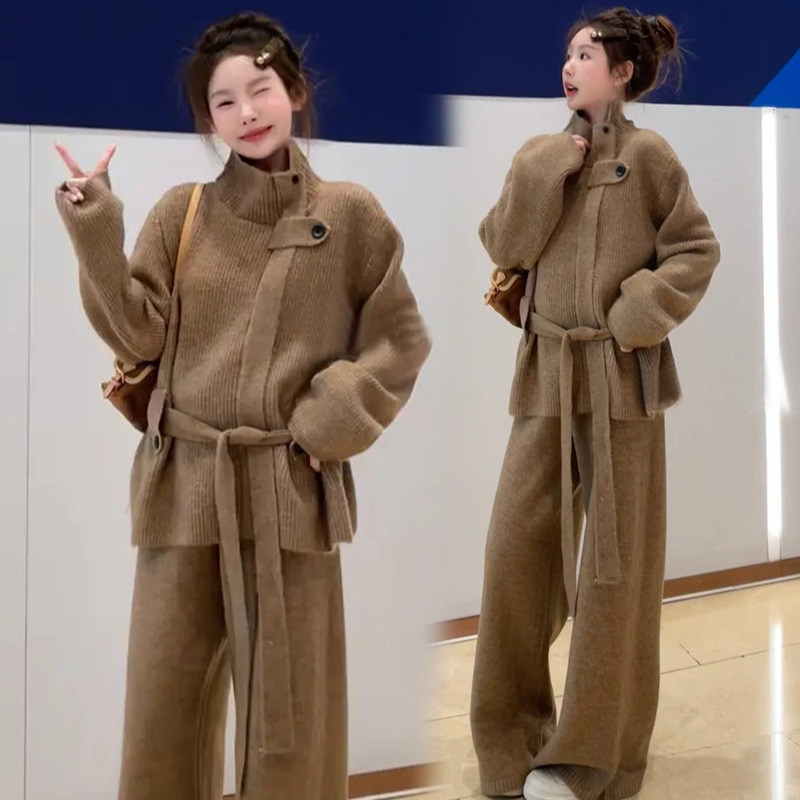 Zimski trudnički kostim sa stojećim ovratnikom i pojasom, pleteni džemper i široke hlače