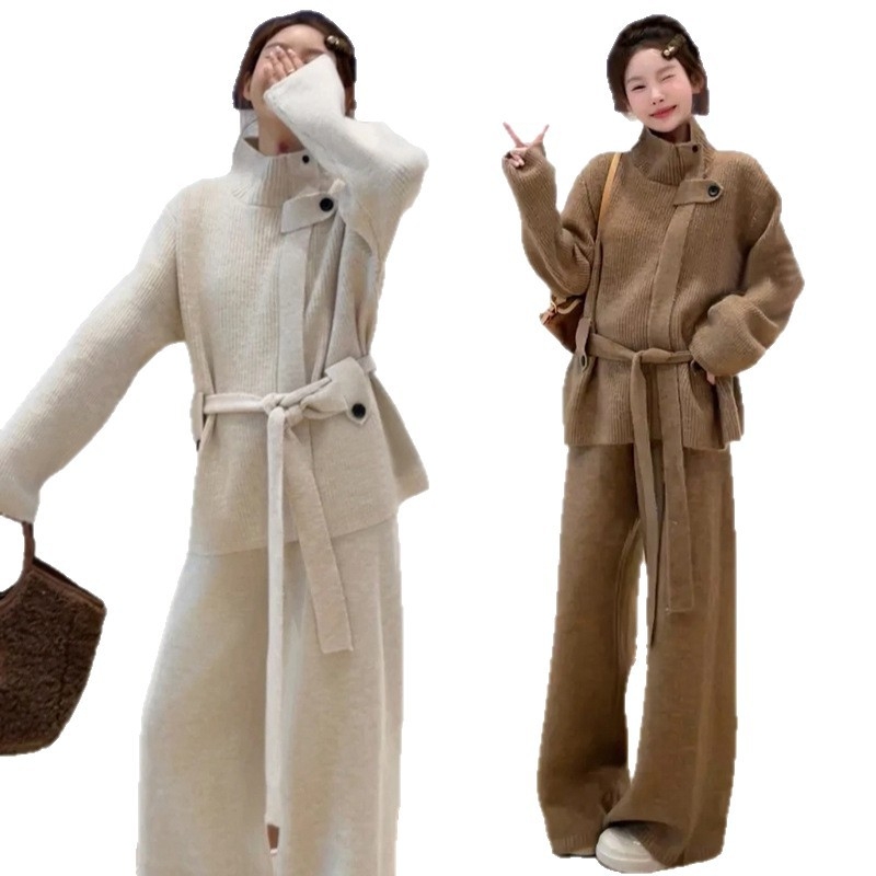 Zimski trudnički kostim sa stojećim ovratnikom i pojasom, pleteni džemper i široke hlače