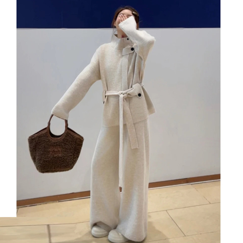 Zimski trudnički kostim sa stojećim ovratnikom i pojasom, pleteni džemper i široke hlače