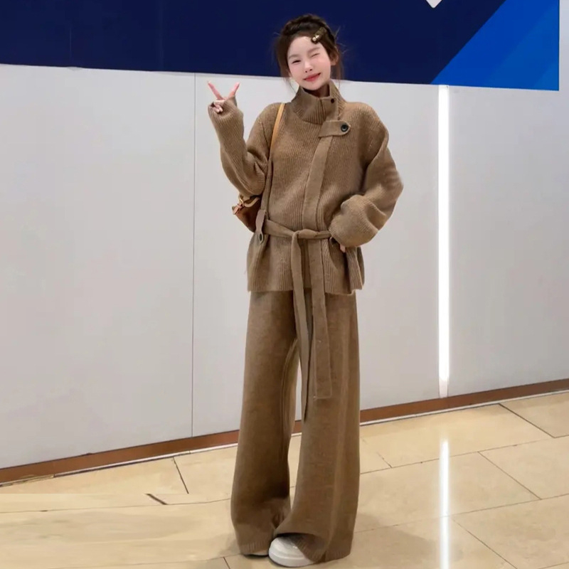 Zimski trudnički kostim sa stojećim ovratnikom i pojasom, pleteni džemper i široke hlače