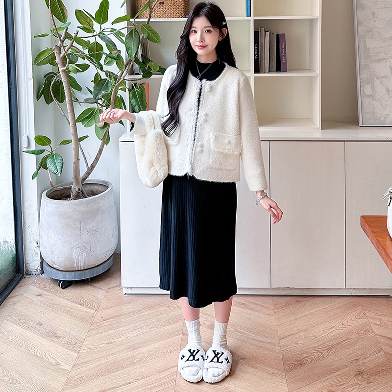 Trudnički jesensko-zimski dvodjelni set: kardigan jaknica i uska pletena haljina, dugi rukavi, midi duljina suknje, viskozna 30–50%