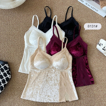 Top z velúru s čipkou, šikmým výrezom a výplňou na prsia, dĺžka v páse, pekné späť