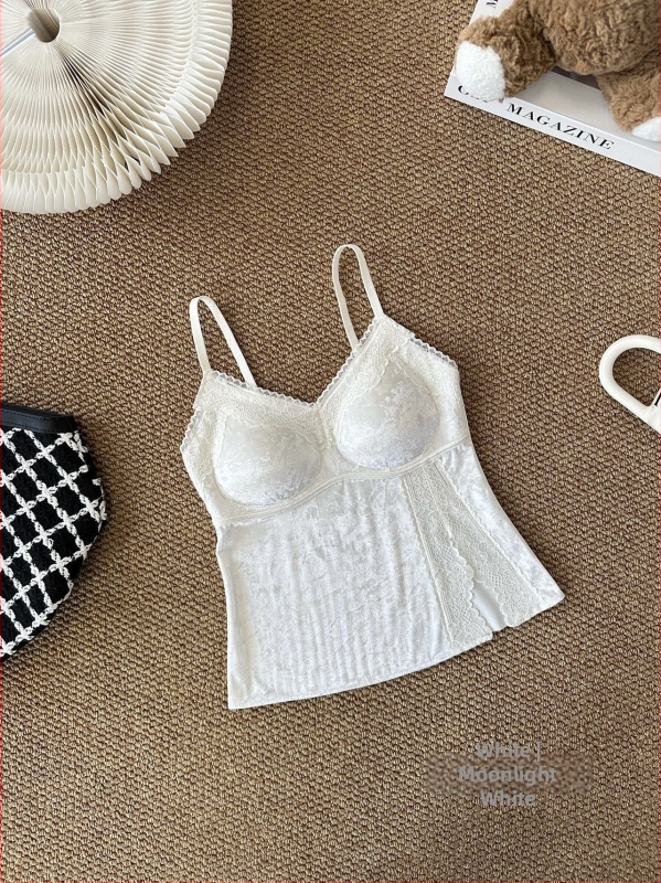 Top z velúru s čipkou, šikmým výrezom a výplňou na prsia, dĺžka v páse, pekné späť