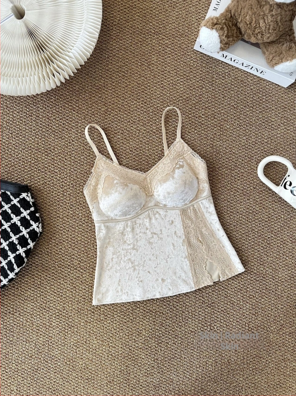 Top z velúru s čipkou, šikmým výrezom a výplňou na prsia, dĺžka v páse, pekné späť