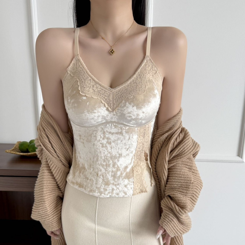 Top z velúru s čipkou, šikmým výrezom a výplňou na prsia, dĺžka v páse, pekné späť