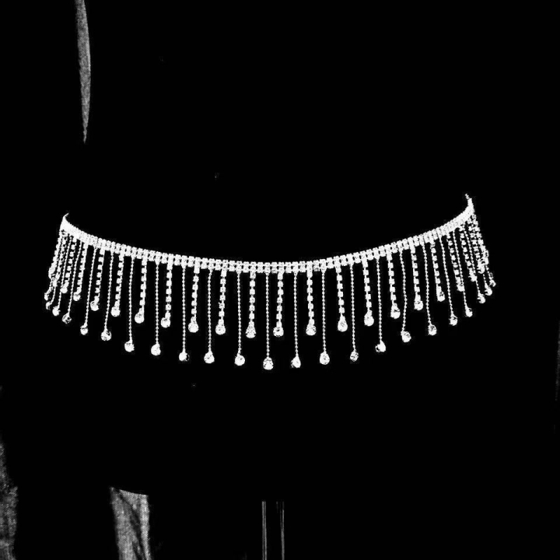 Metāla jostas ķēde ar pūdelēm un rhinestones vēdera dejas stilam, sakausējuma sprādze, aizdare ar auklu, rokdarbu pērlītes, 2025. gada pavasaris